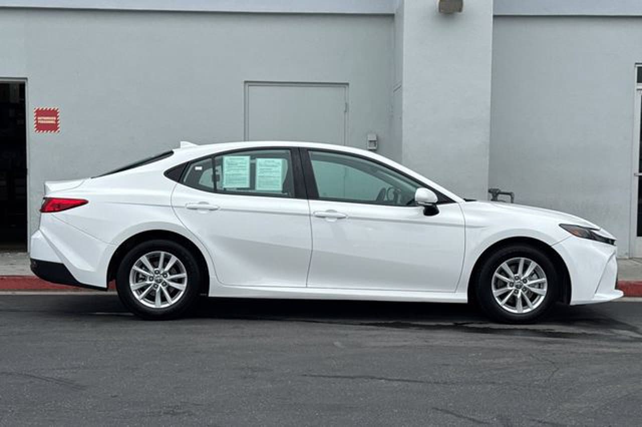 2025 Toyota Camry LE 3