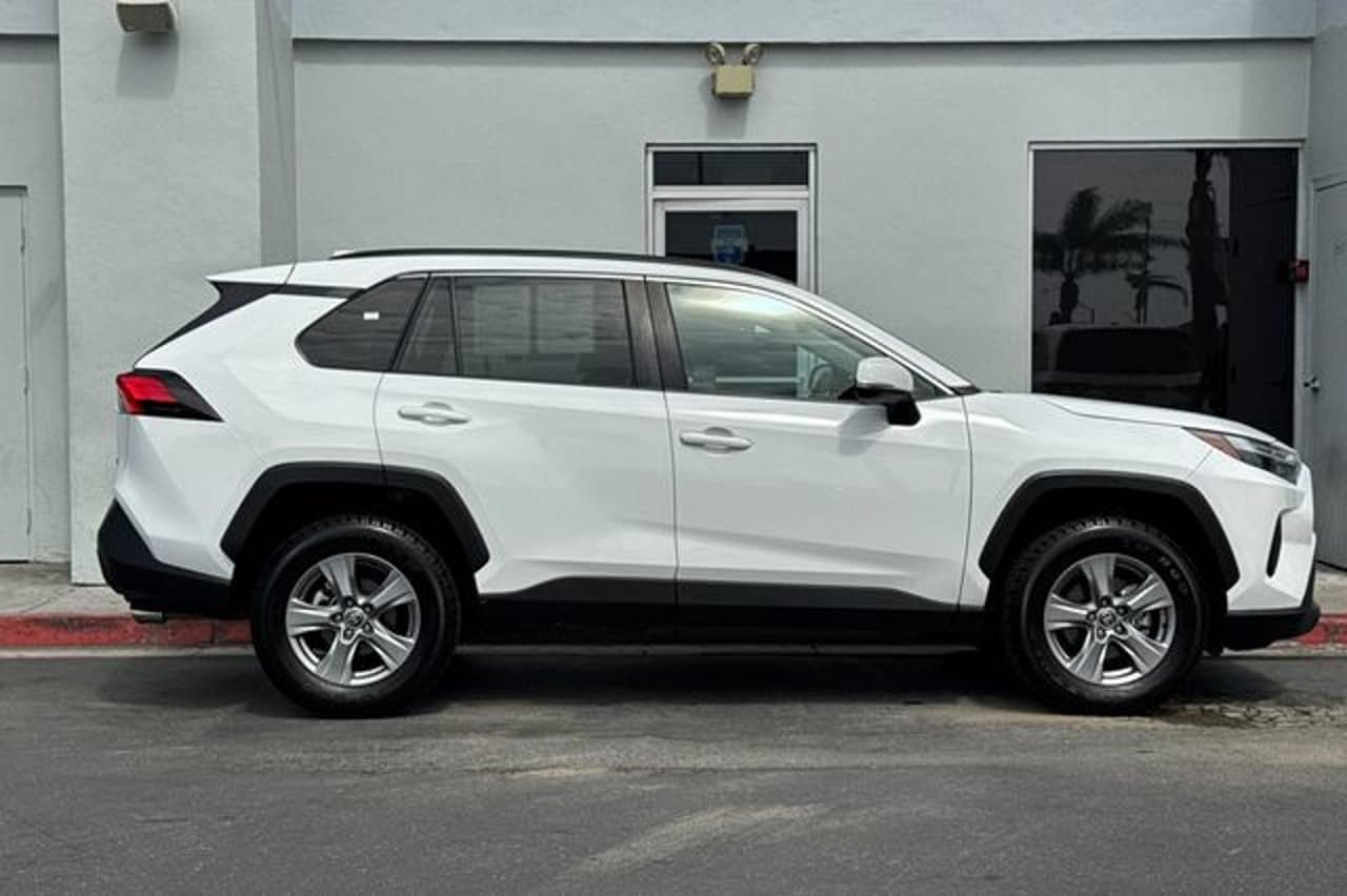 2024 Toyota RAV4 XLE 3