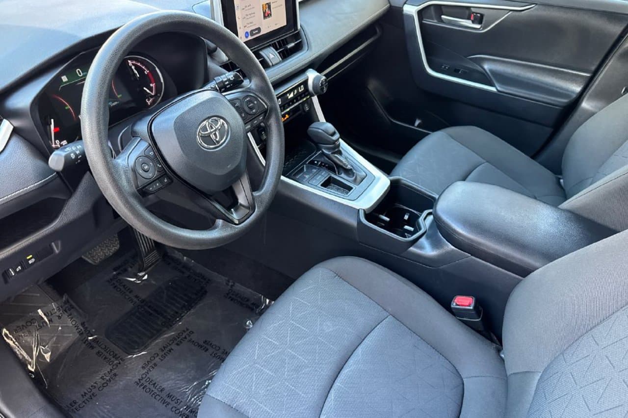 2025 Toyota RAV4 XLE 8
