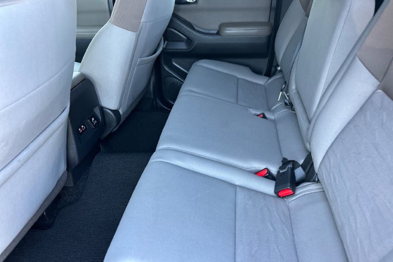 2022 Nissan Frontier SV 9