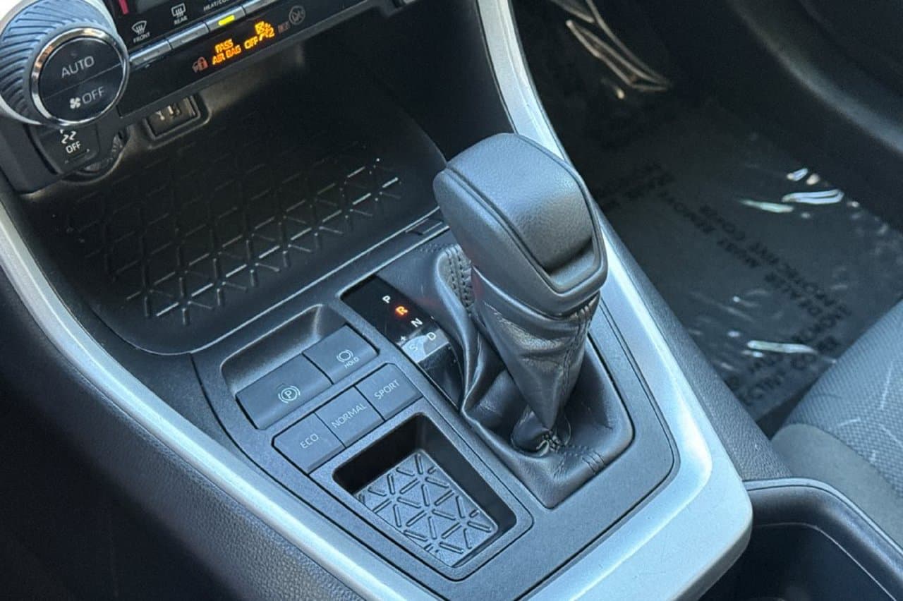 2025 Toyota RAV4 XLE 18