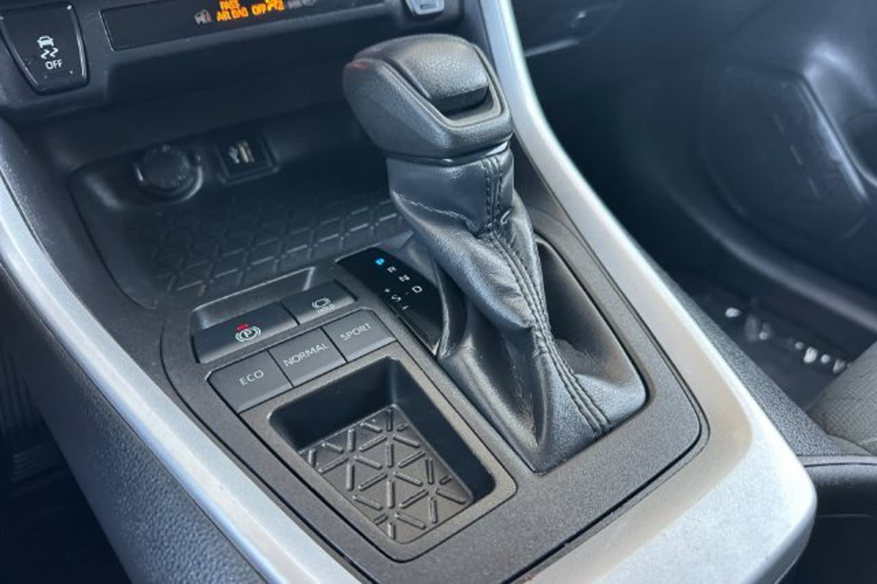 2024 Toyota RAV4 XLE 19
