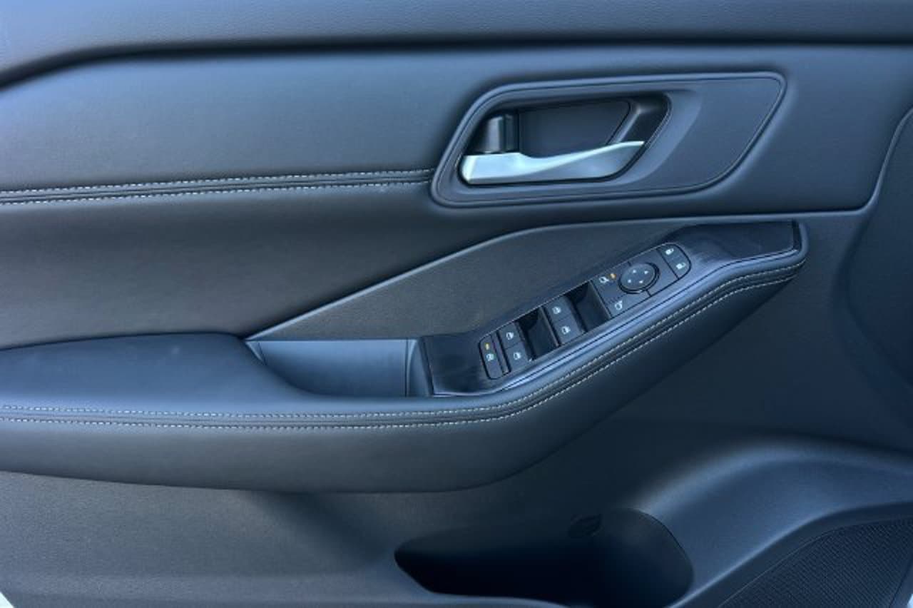 2026 Nissan Rogue Dark Armor 8
