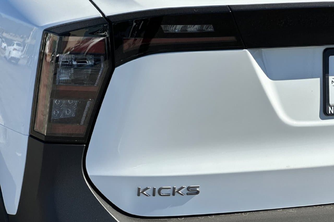 2027 Nissan Kicks SV 21