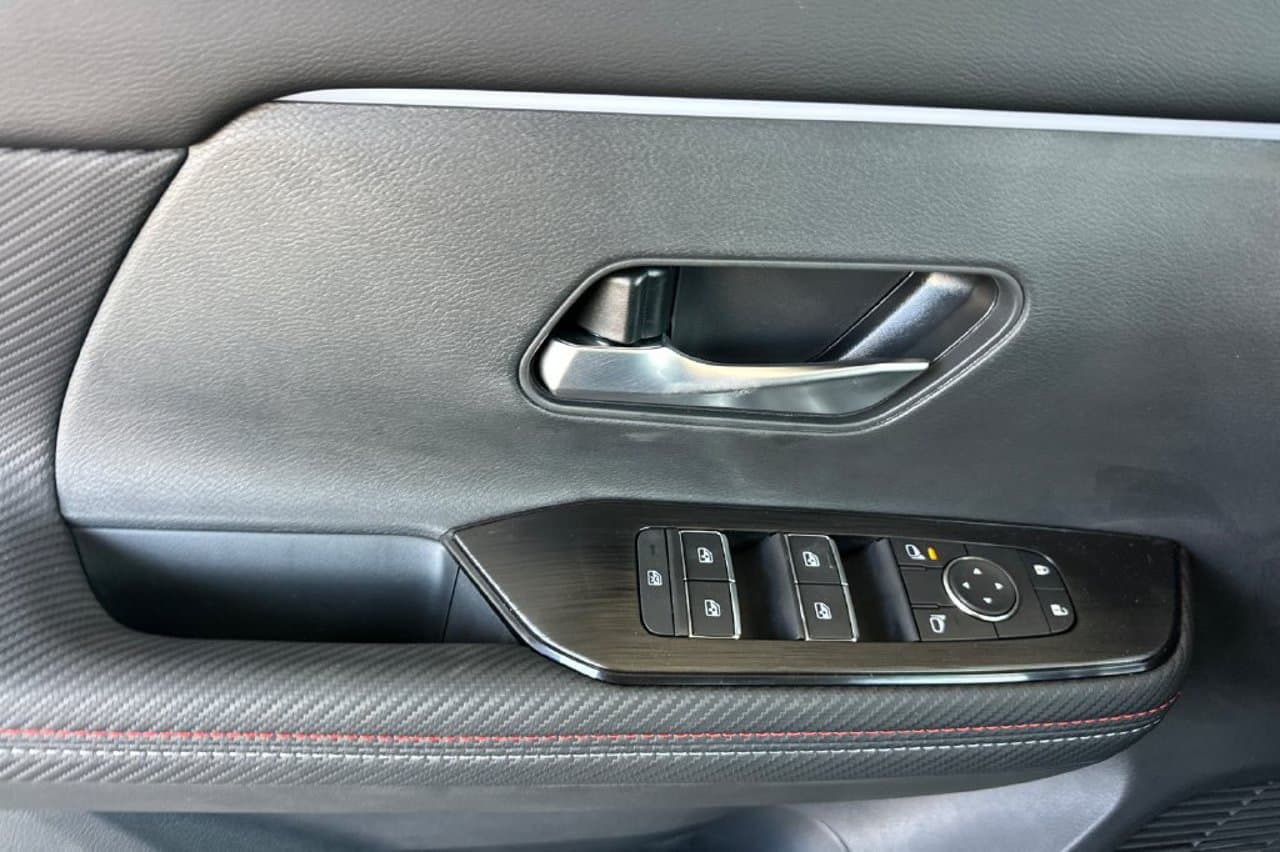 2026 Nissan Kicks SR 8