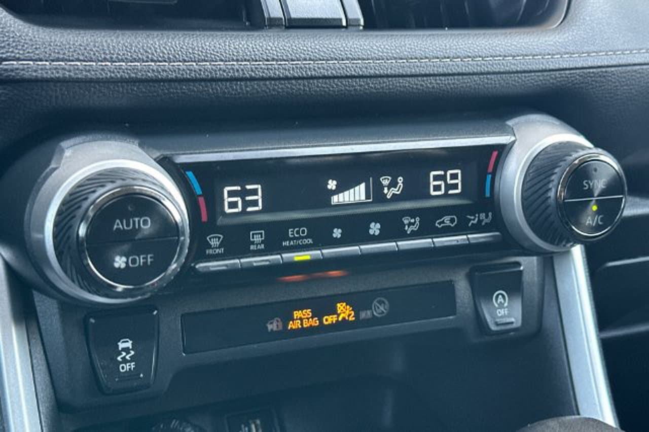 2024 Toyota RAV4 XLE 18