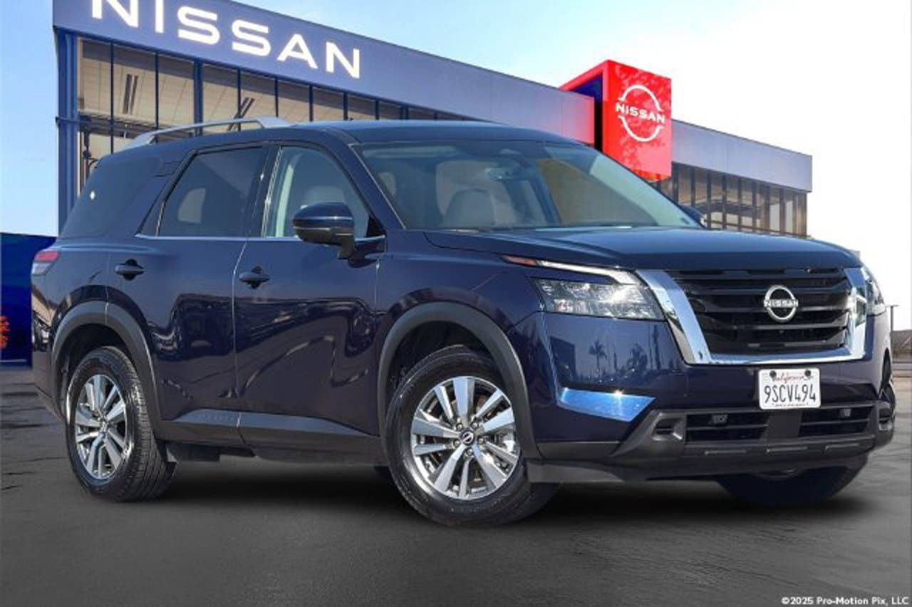 2025 Nissan Pathfinder SL 2
