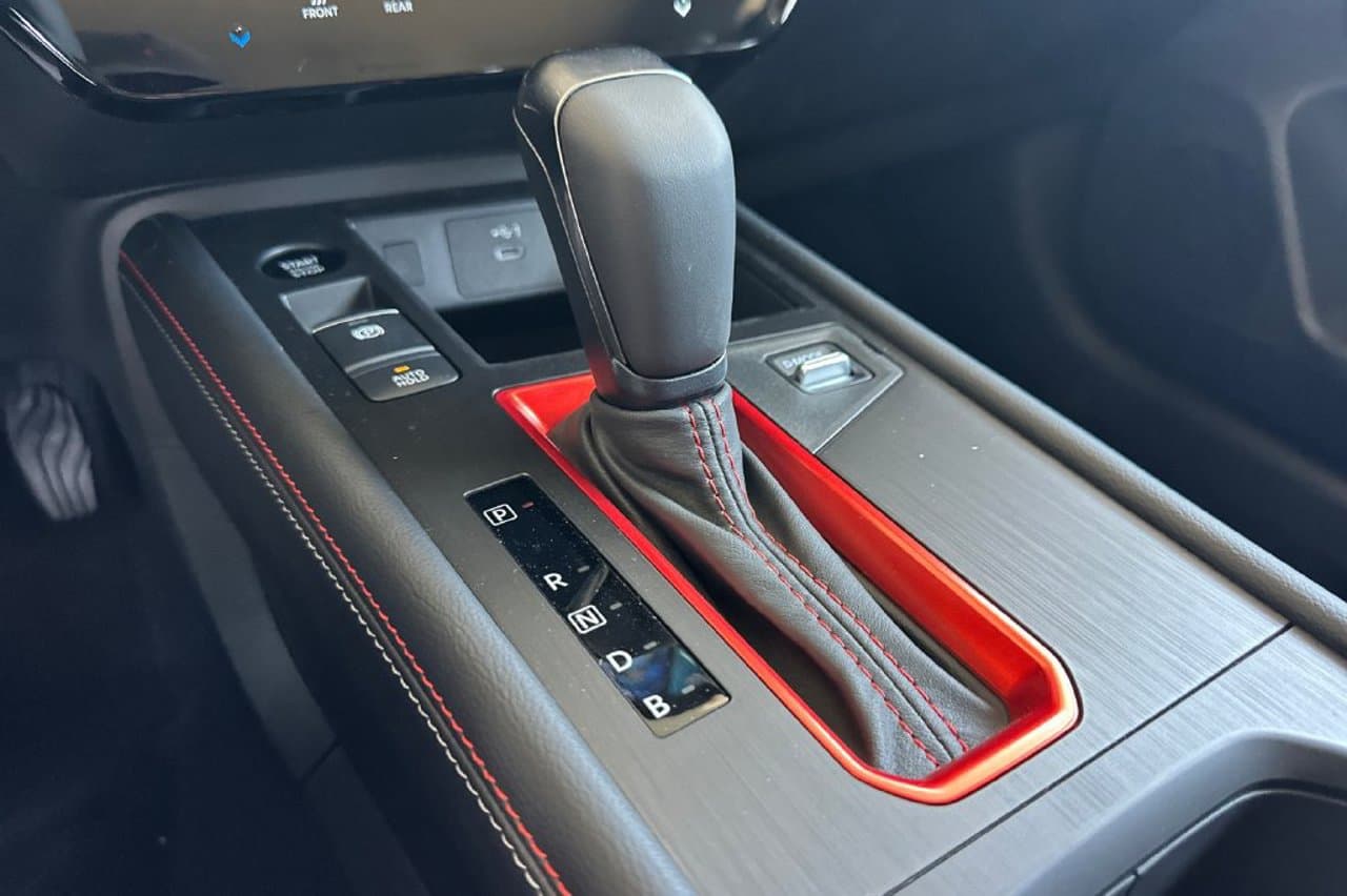 2026 Nissan Kicks SR 18