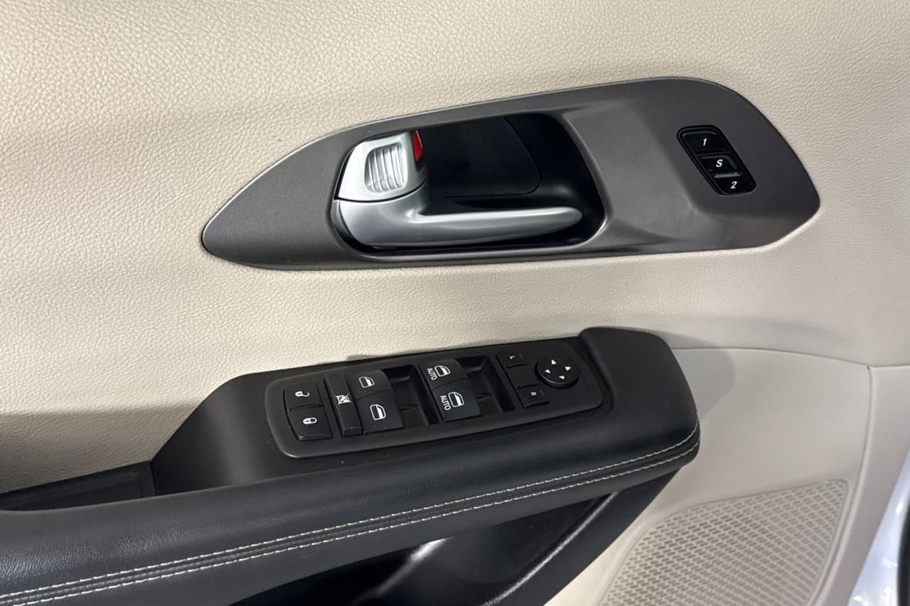 2024 Chrysler Pacifica Touring L 8