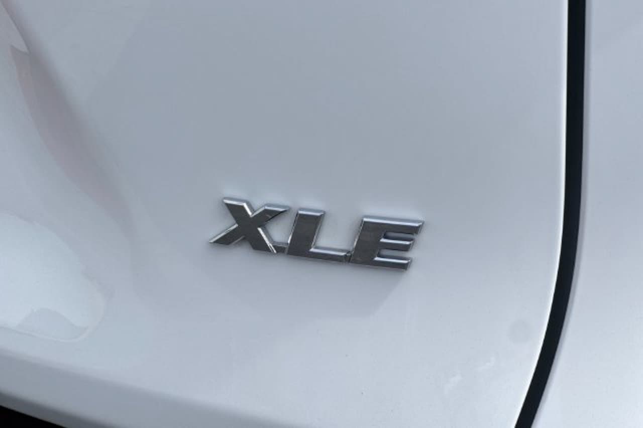 2024 Toyota RAV4 XLE 24