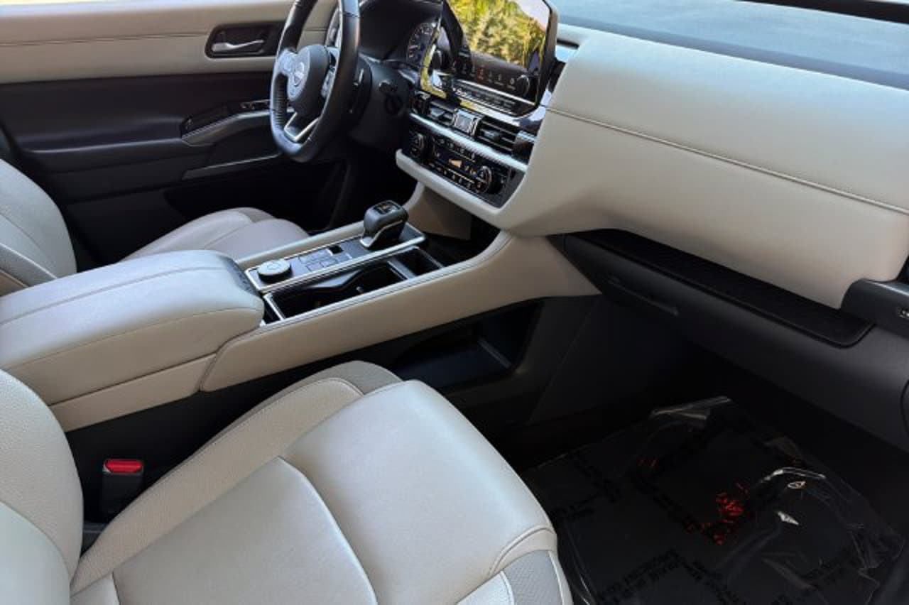 2025 Nissan Pathfinder SL 15