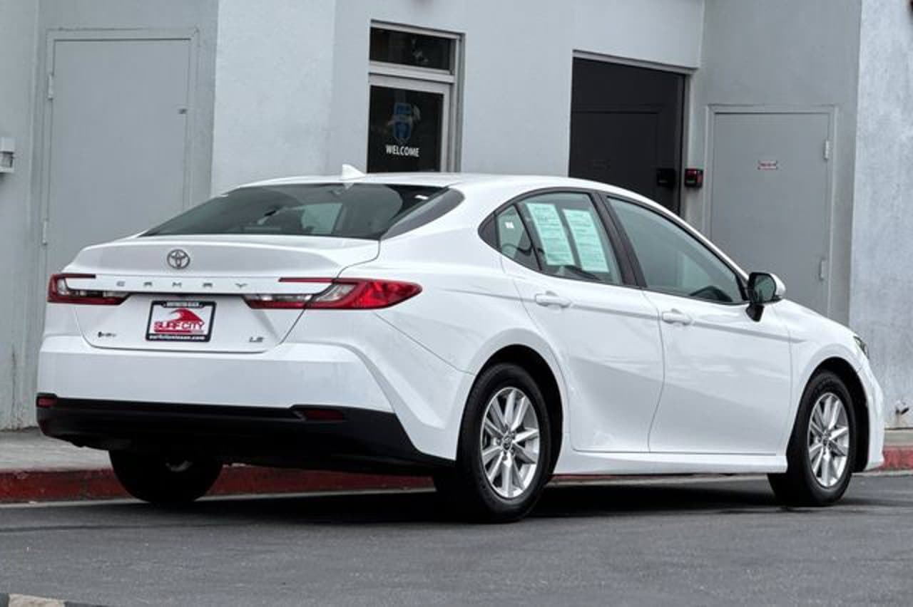 2025 Toyota Camry LE 4