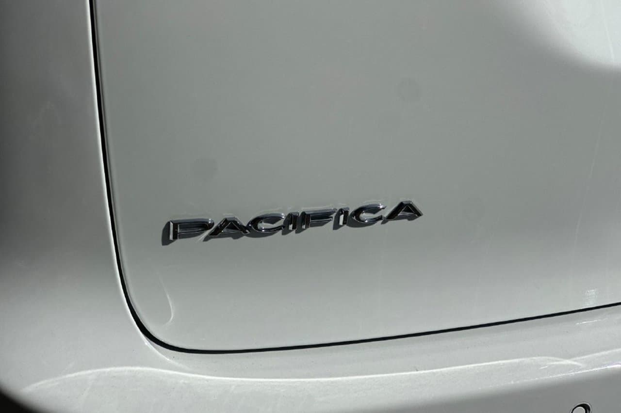 2025 Chrysler Pacifica Select 24