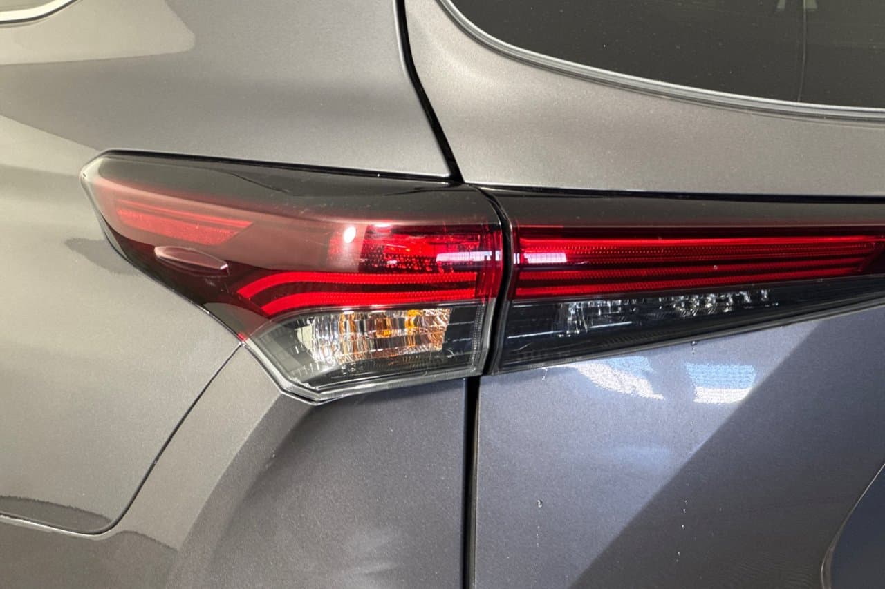 2024 Toyota Highlander LE 24