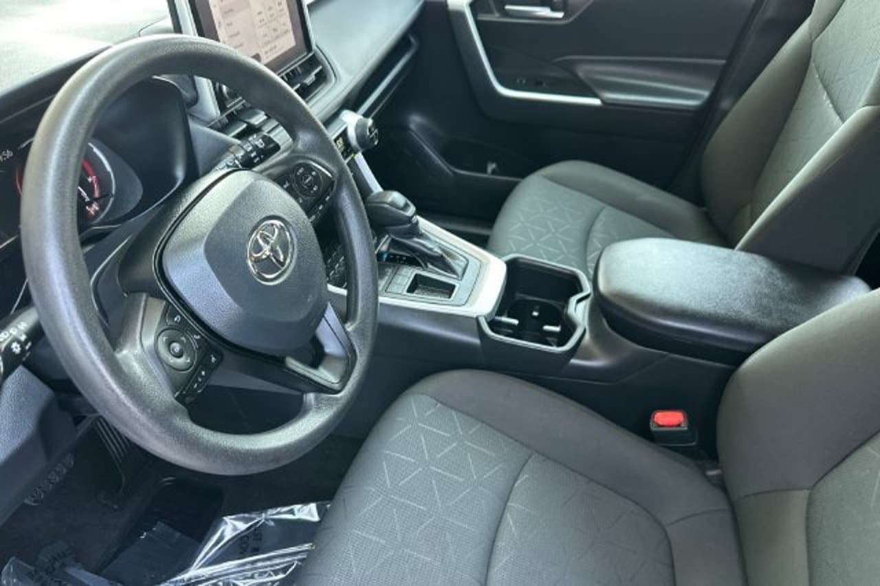 2024 Toyota RAV4 XLE 8