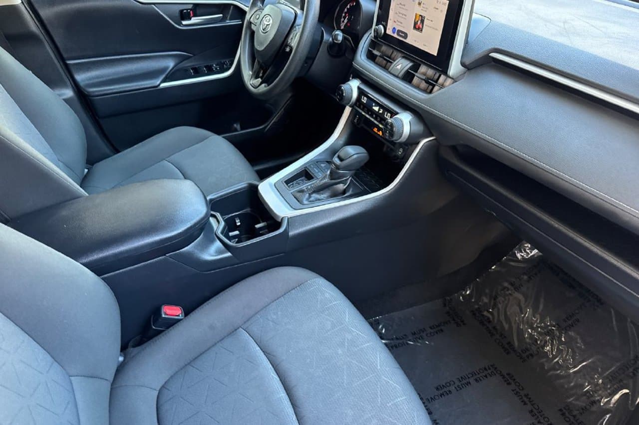 2025 Toyota RAV4 XLE 14