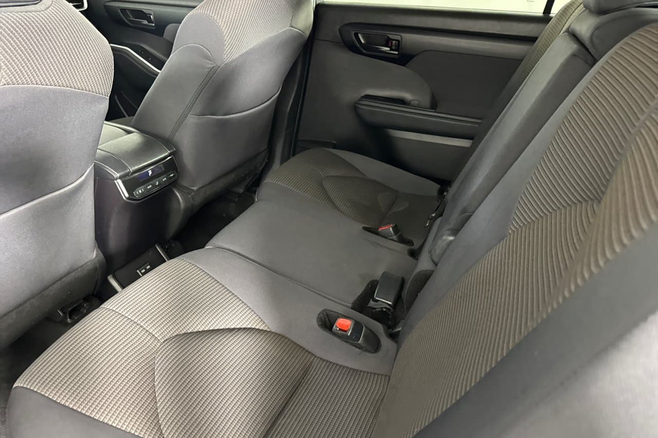 2024 Toyota Highlander LE 9
