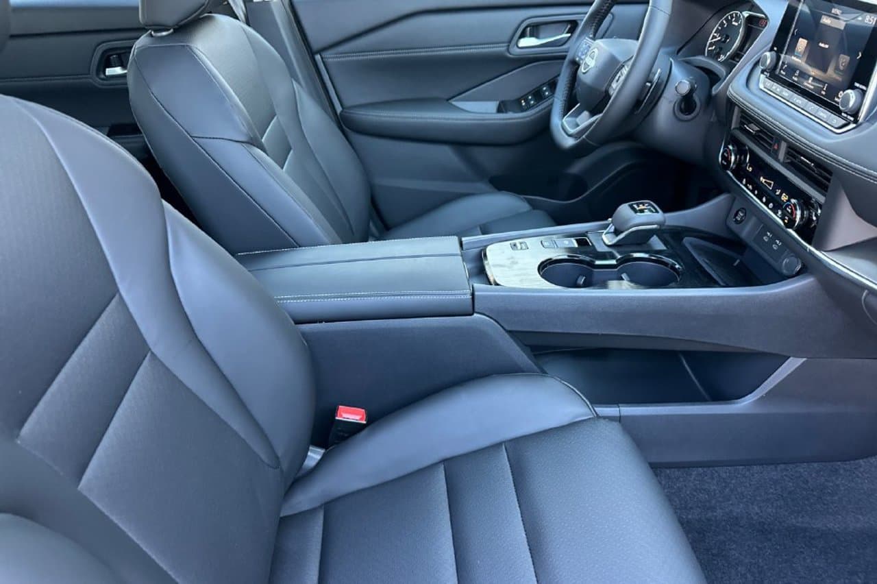2026 Nissan Rogue Dark Armor 13