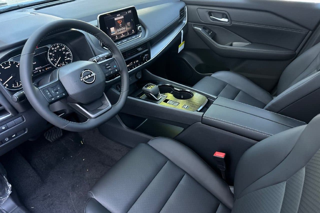 2026 Nissan Rogue Dark Armor 8