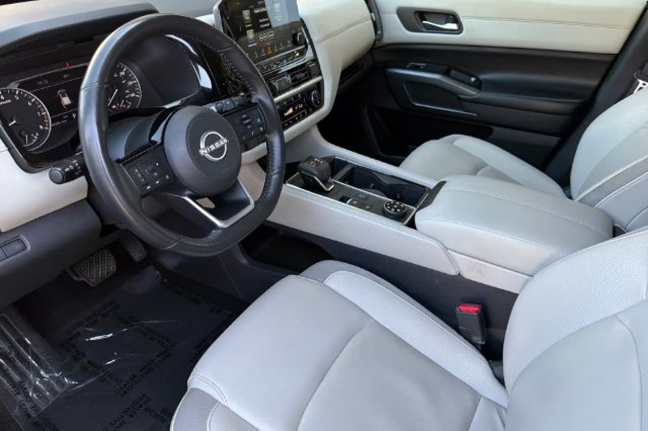2025 Nissan Pathfinder SL 8