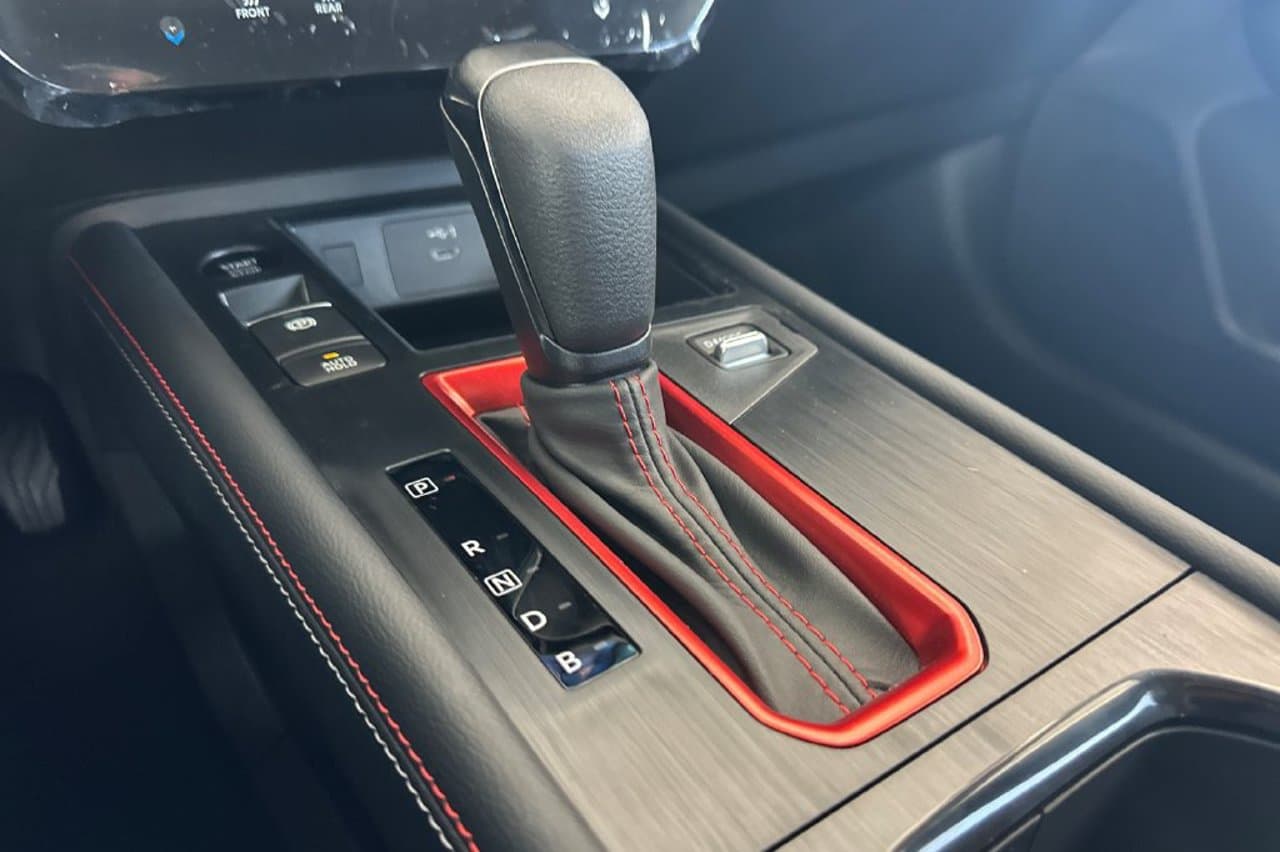 2027 Nissan Kicks SR 18