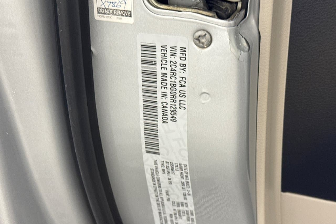 2024 Chrysler Pacifica Touring L 25