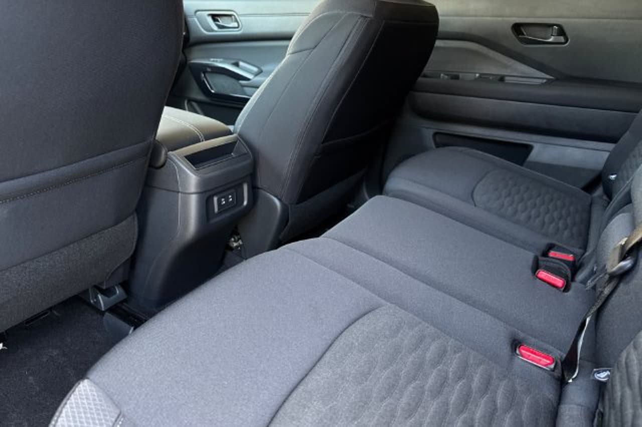 2026 Nissan Pathfinder SV 9