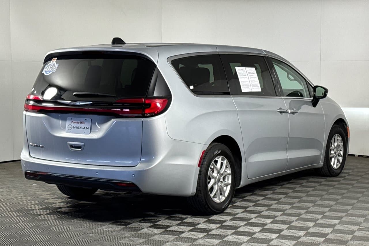 2024 Chrysler Pacifica Touring L 3