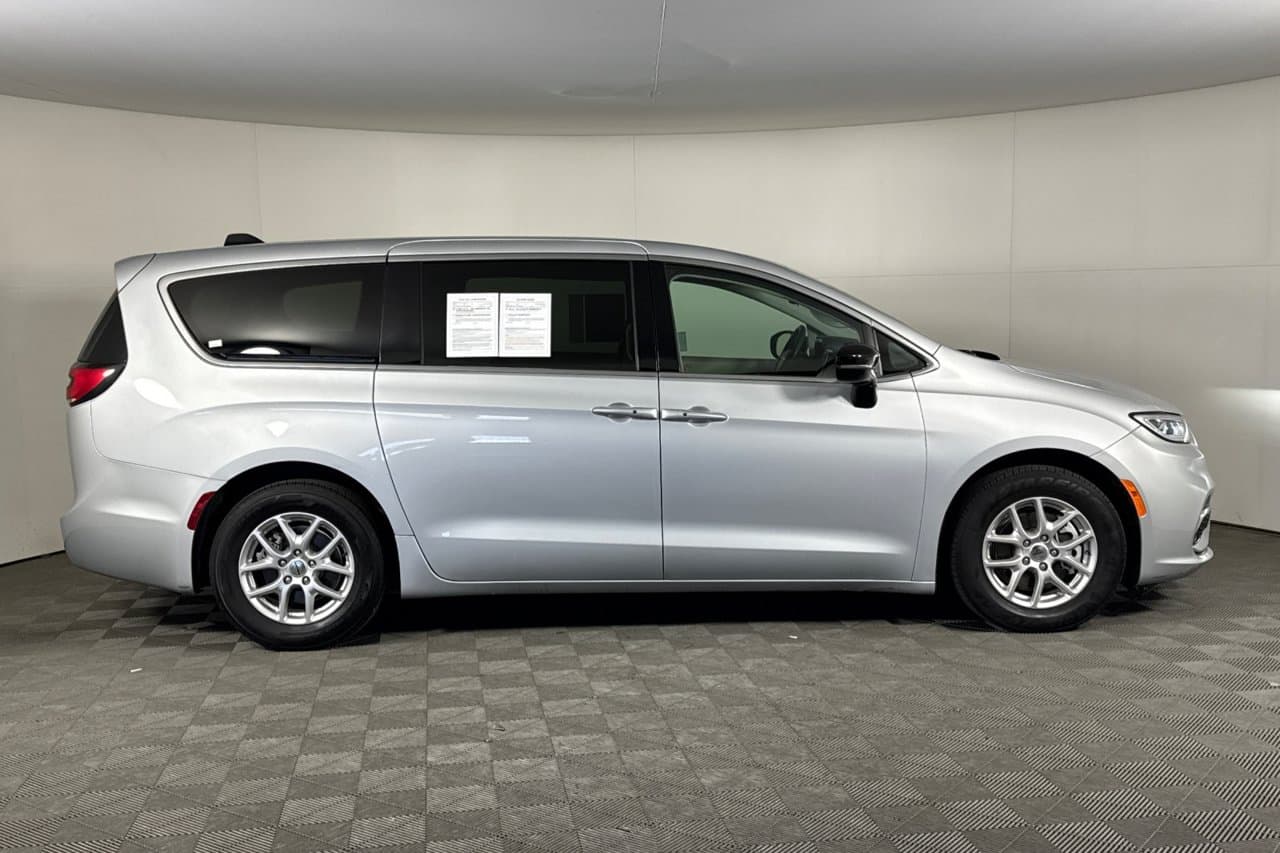 2024 Chrysler Pacifica Touring L 2