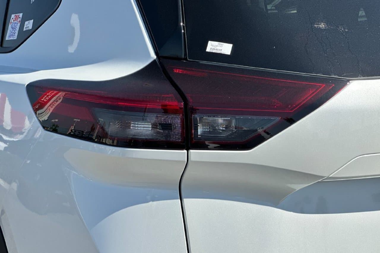 2026 Nissan Rogue Dark Armor 8