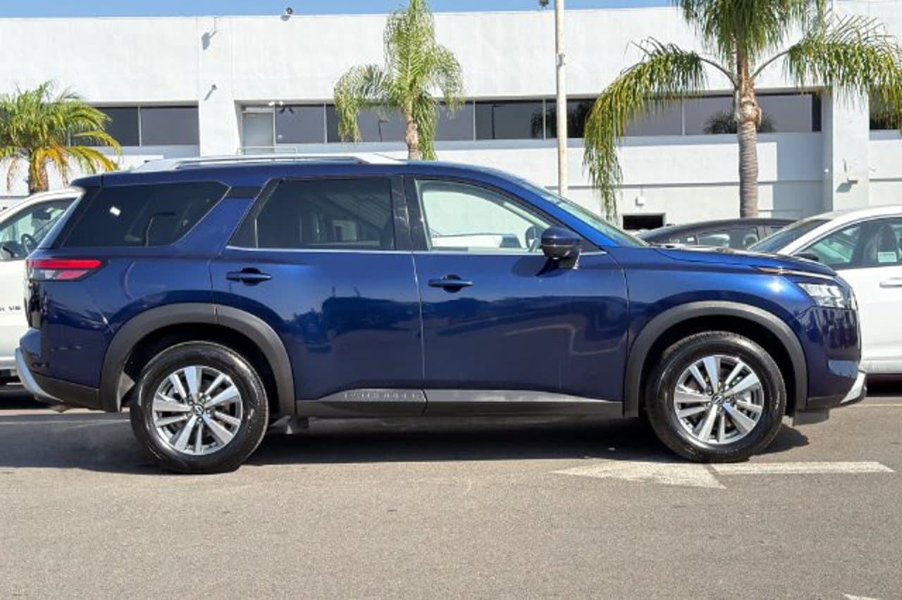 2025 Nissan Pathfinder SL 3