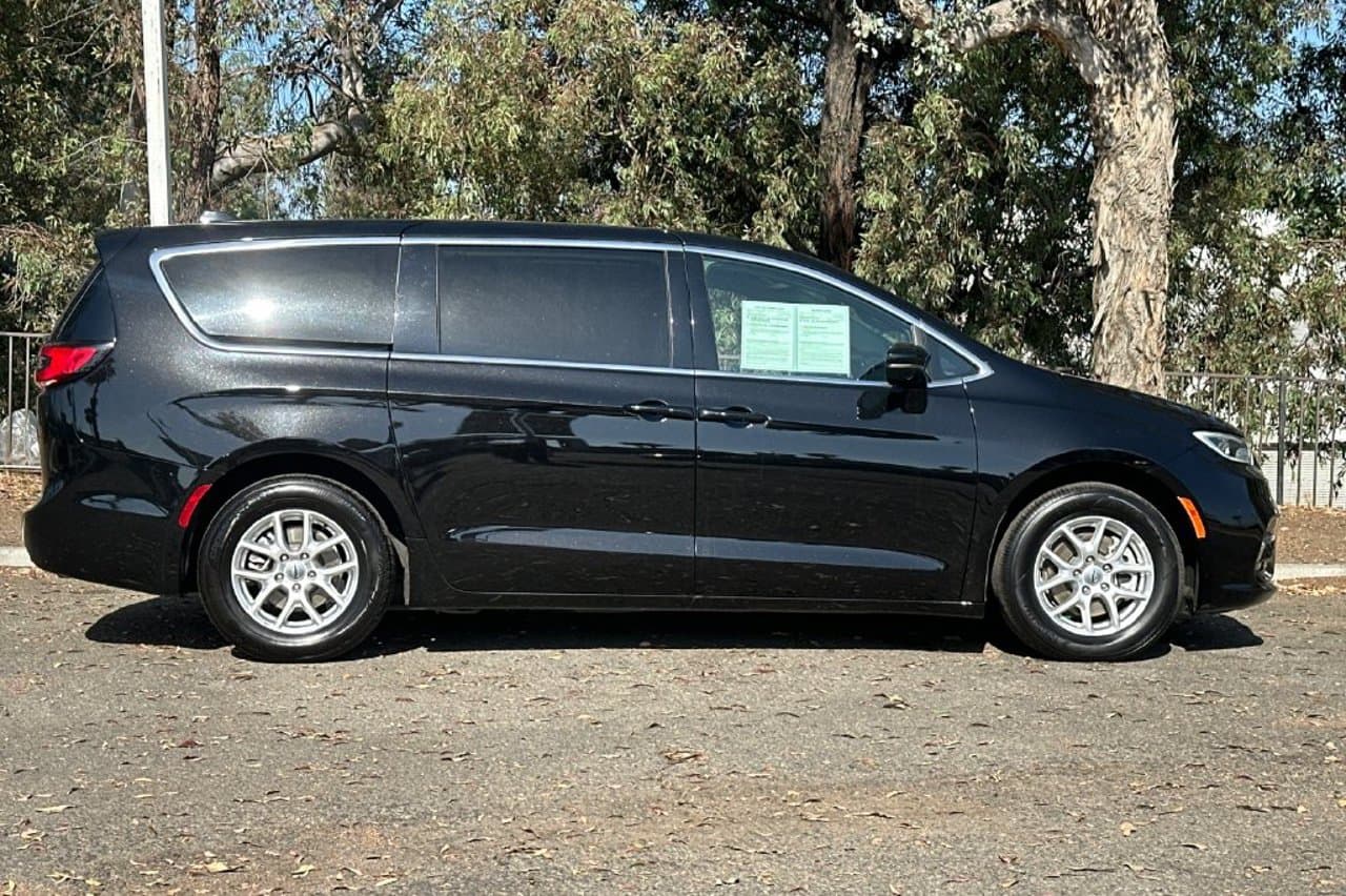 2025 Chrysler Pacifica Select 2