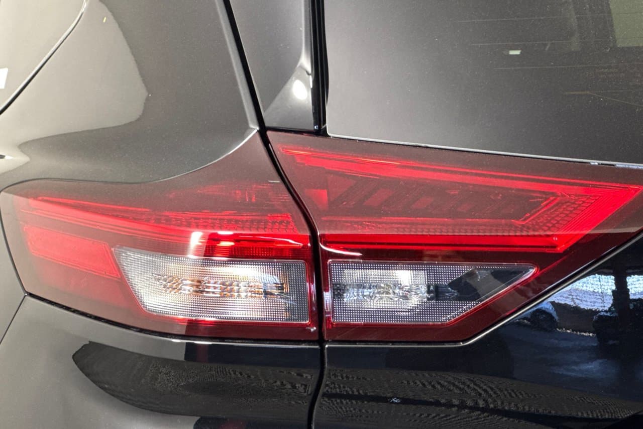 2026 Nissan Rogue Dark Armor 8