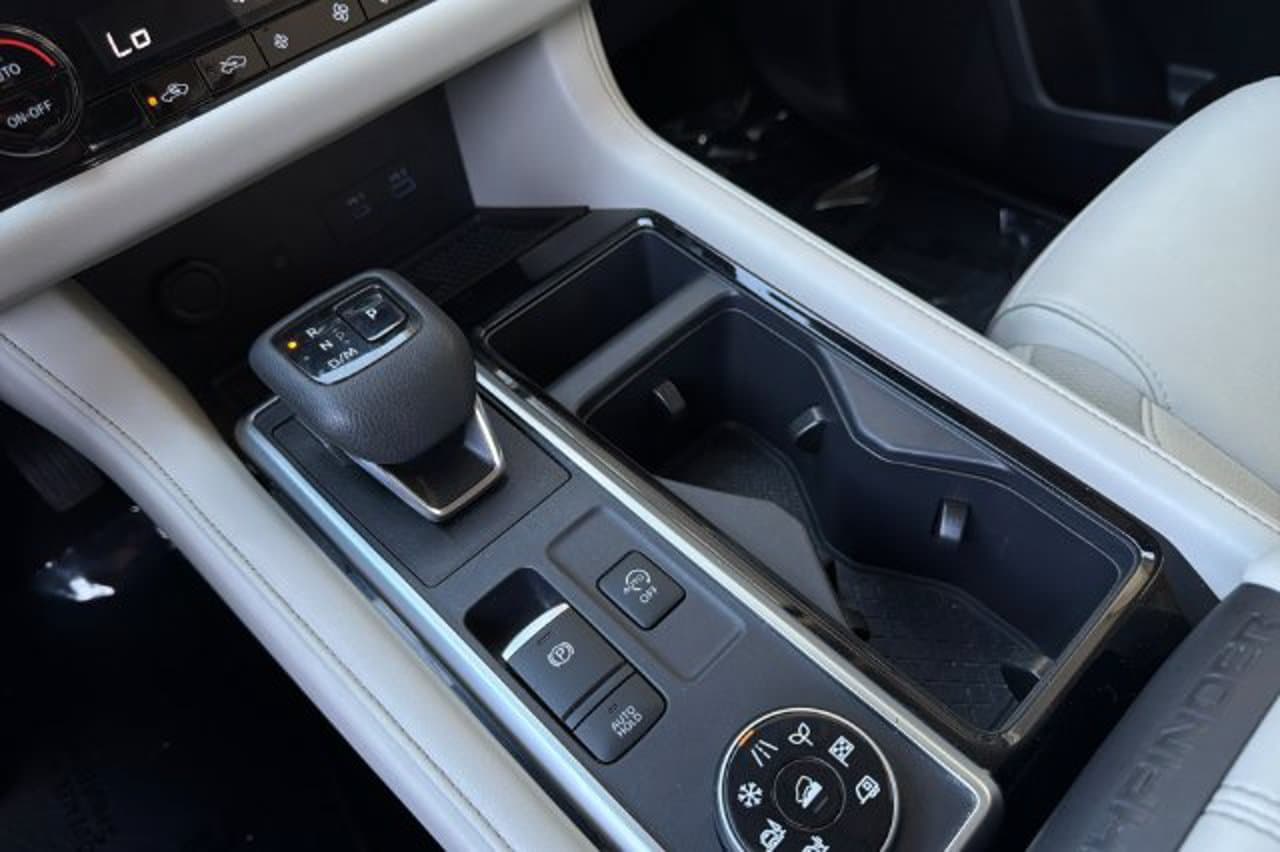 2025 Nissan Pathfinder SL 21