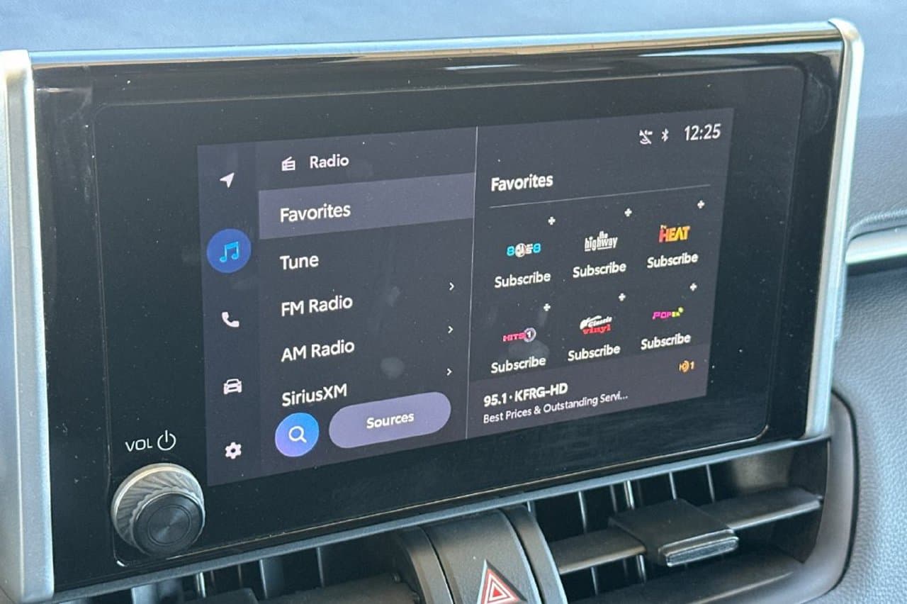 2025 Toyota RAV4 XLE 15