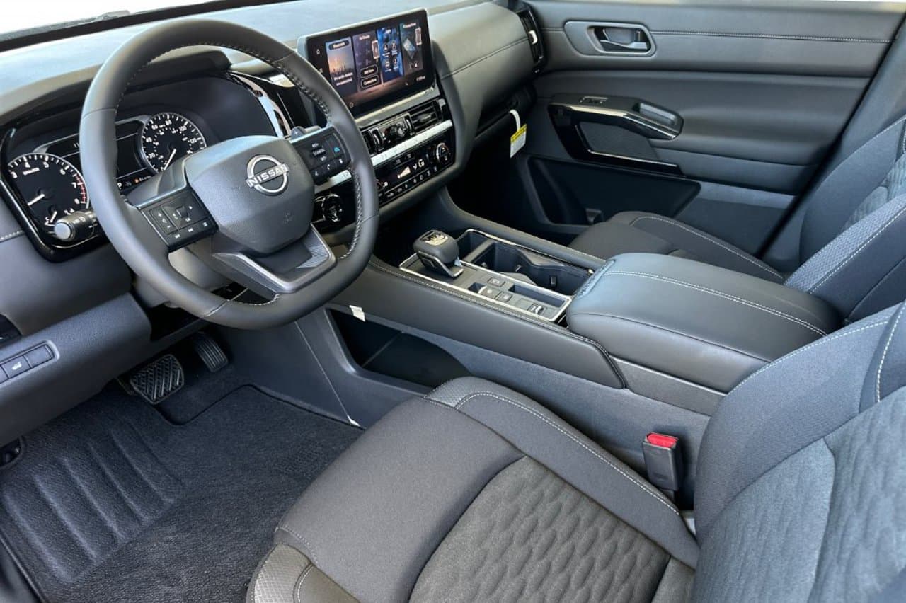 2026 Nissan Pathfinder SV 8