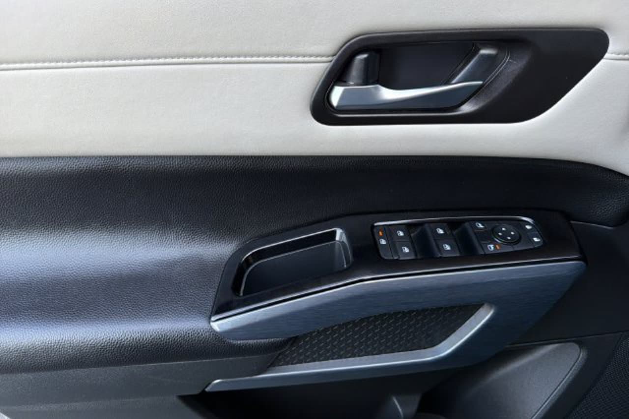 2025 Nissan Pathfinder SL 9