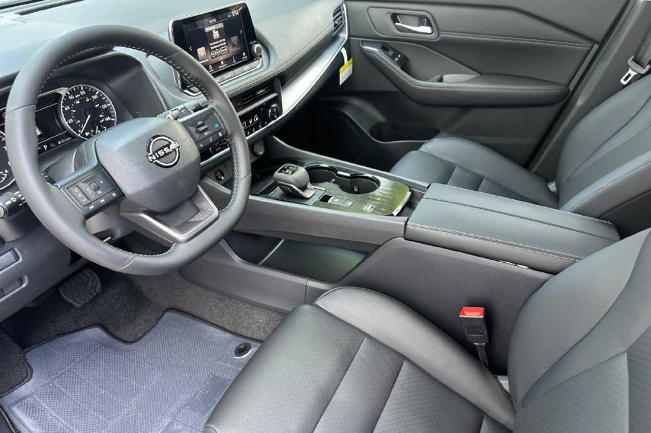 2026 Nissan Rogue Dark Armor 8