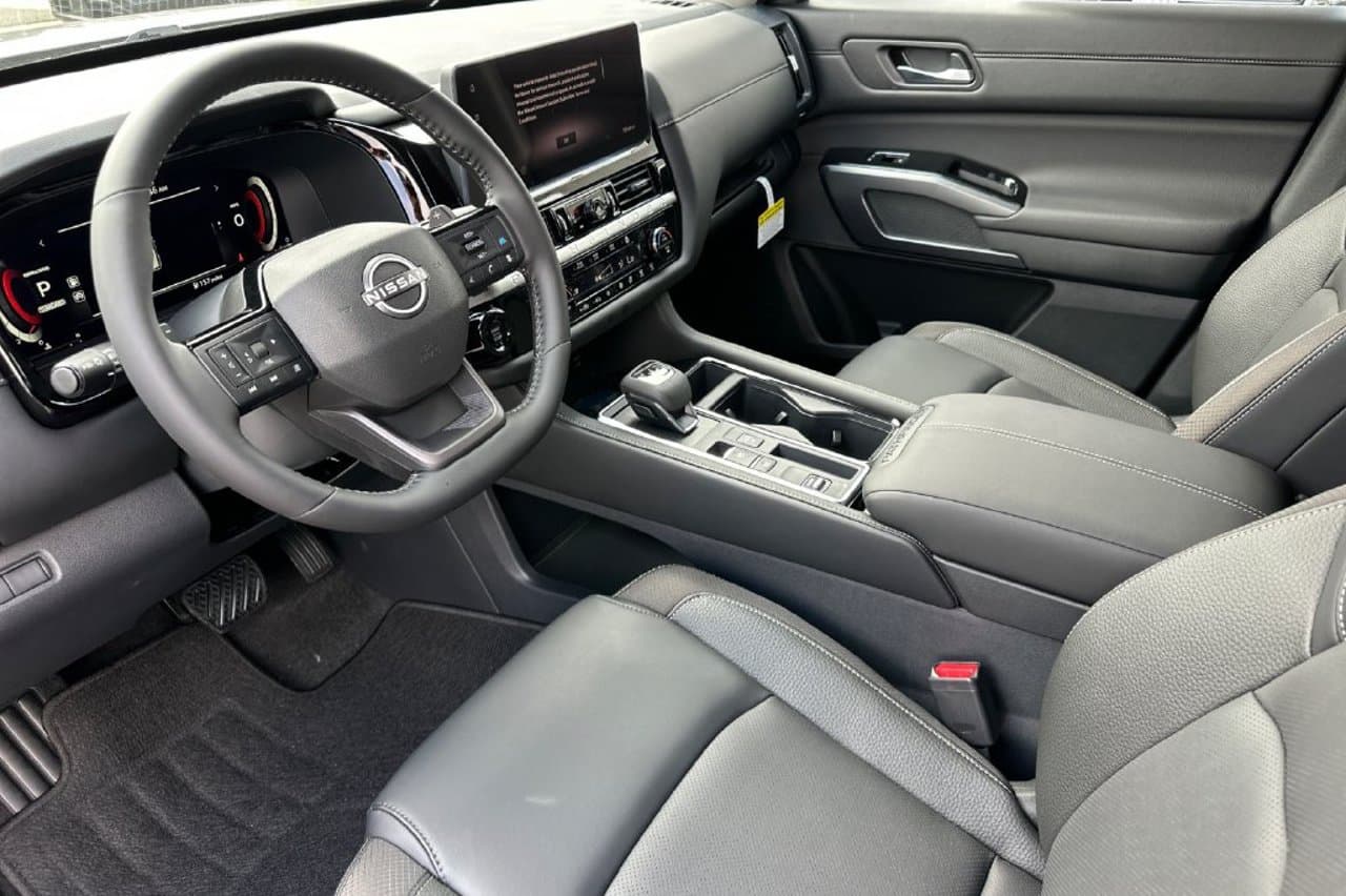 2026 Nissan Pathfinder SL 8