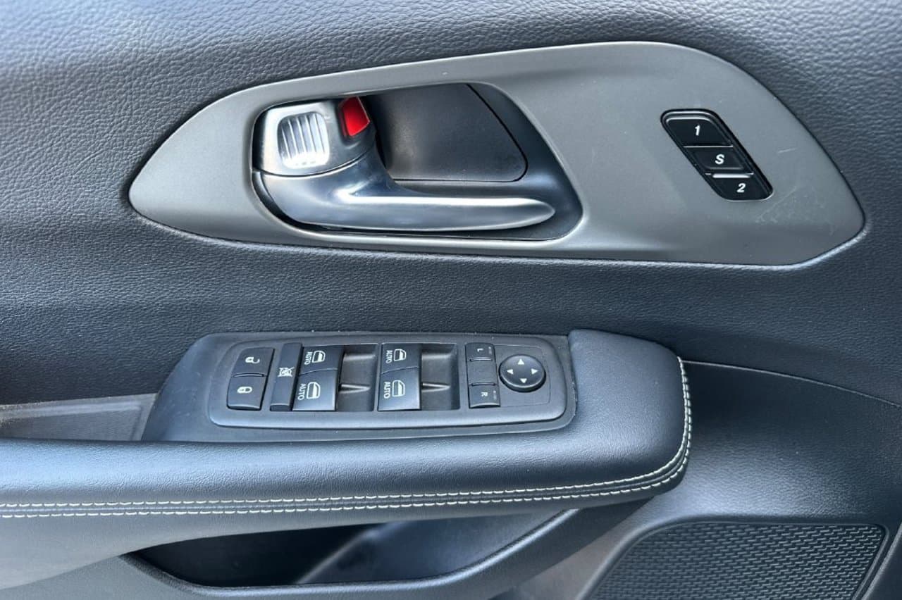 2025 Chrysler Pacifica Select 8