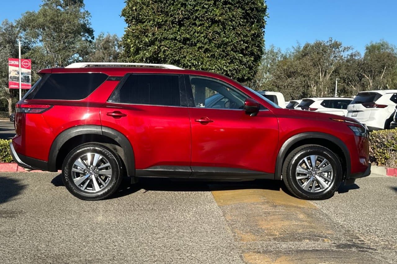 2025 Nissan Pathfinder SL 3