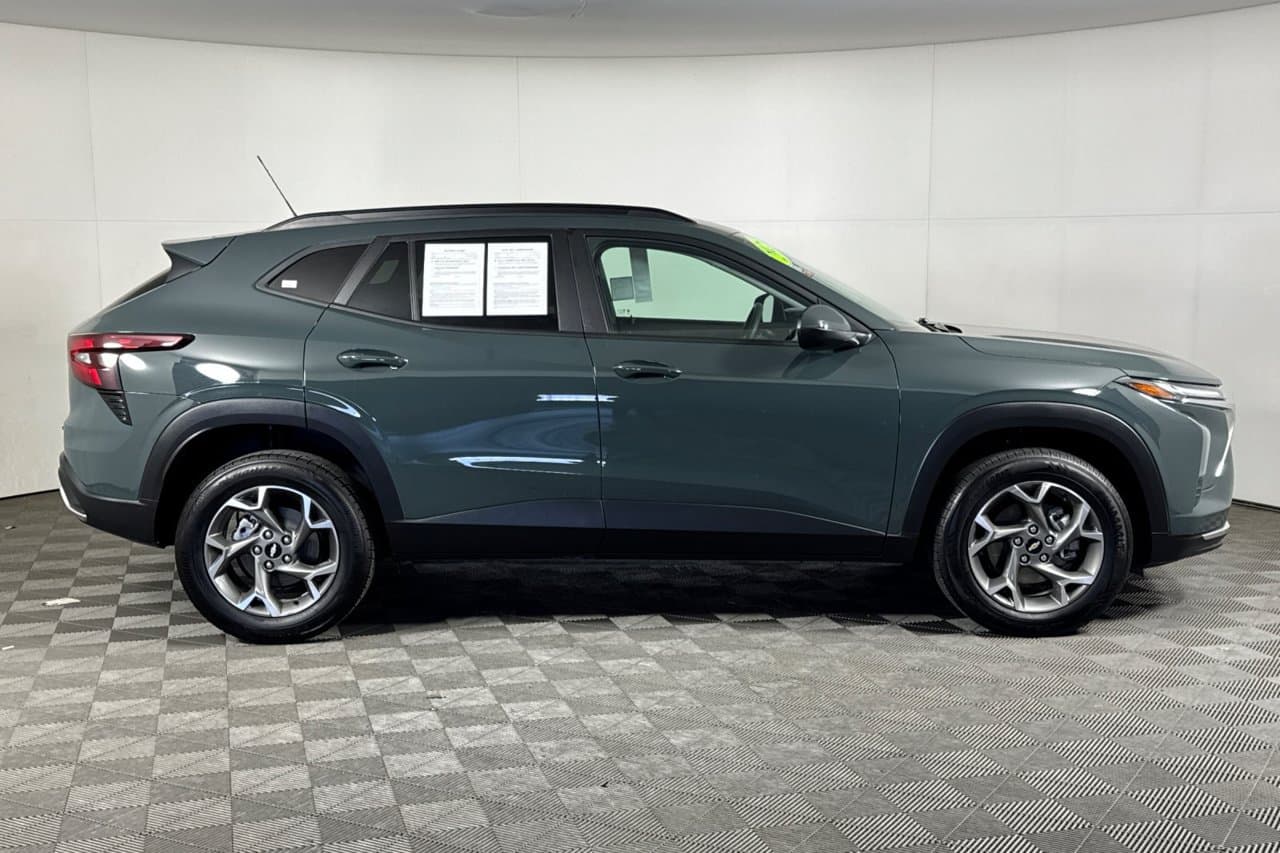 2025 Chevrolet Trax LT 2