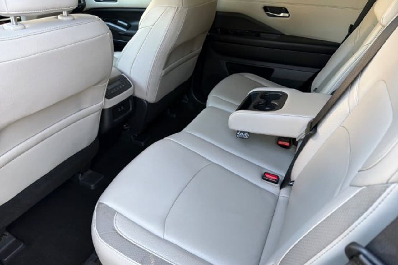 2025 Nissan Pathfinder SL 10
