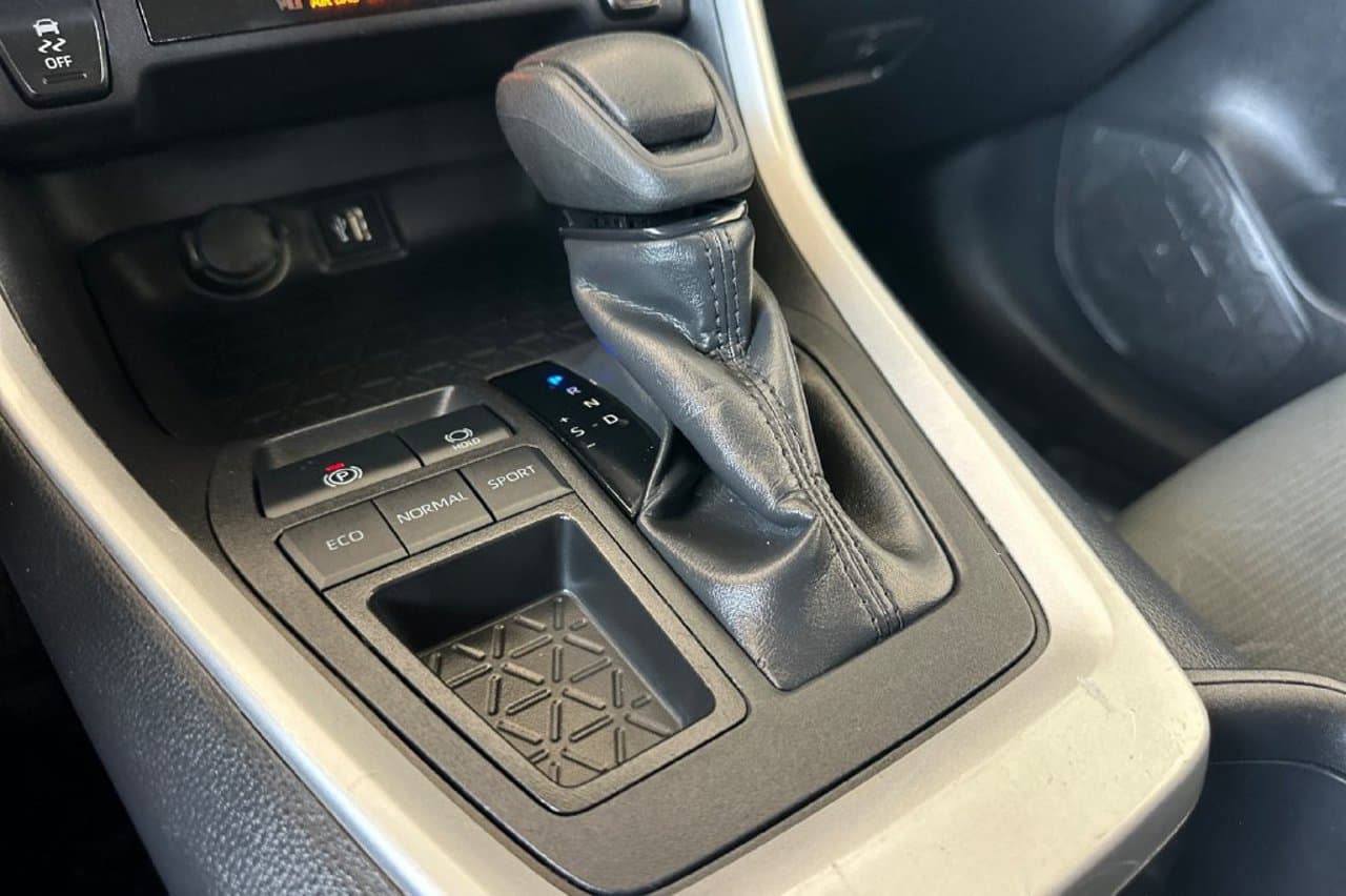 2025 Toyota RAV4 XLE 18