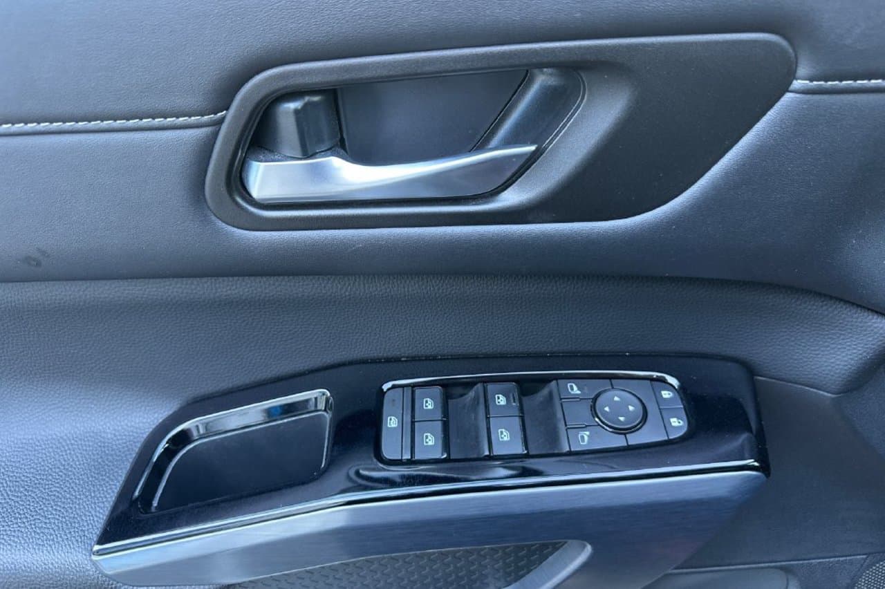 2025 Nissan Pathfinder SL 9