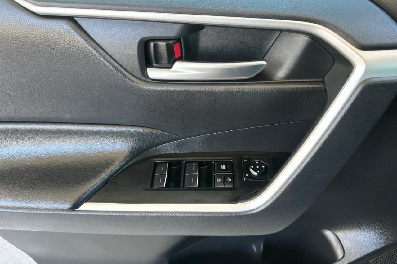 2025 Toyota RAV4 XLE 9