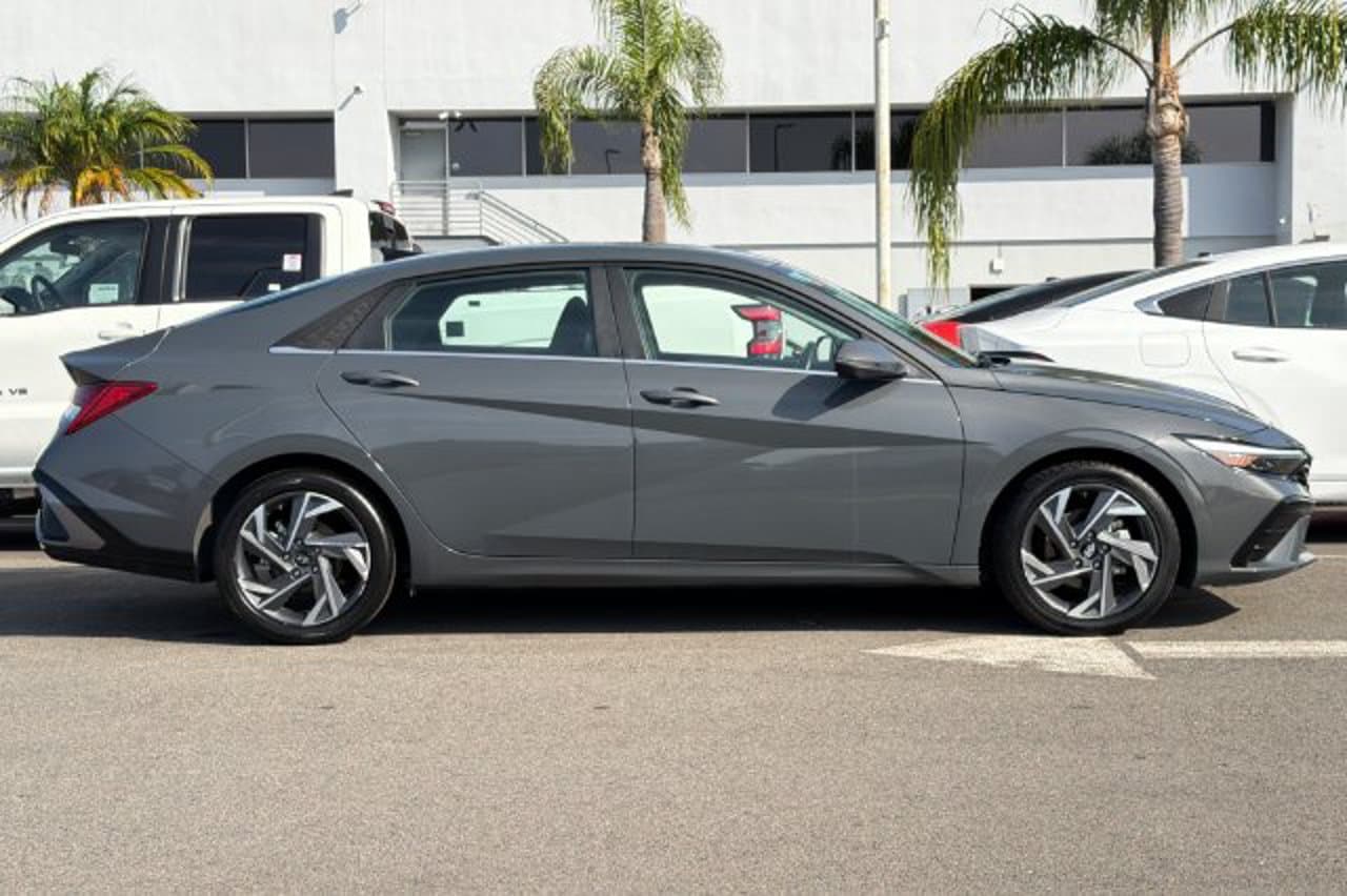 2024 Hyundai Elantra Limited 3