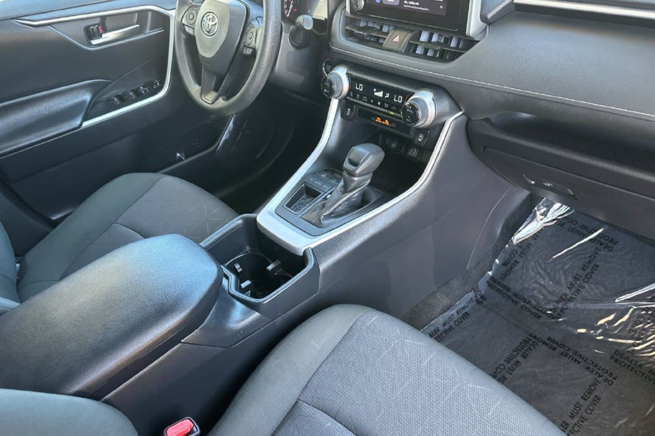 2025 Toyota RAV4 XLE 14