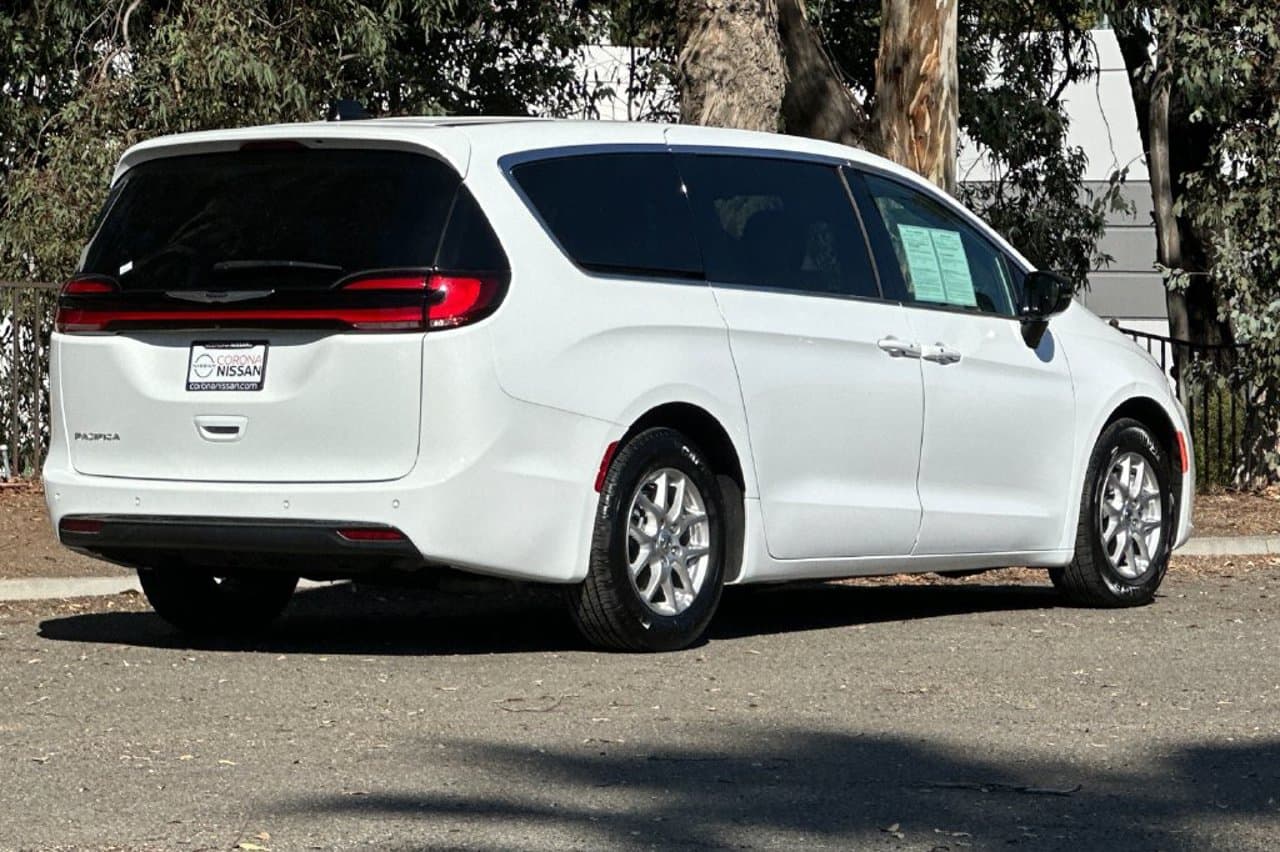 2025 Chrysler Pacifica Select 4