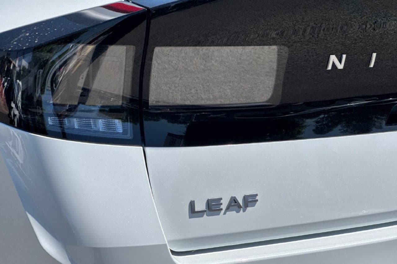 2026 Nissan LEAF PLATINUM+ 25